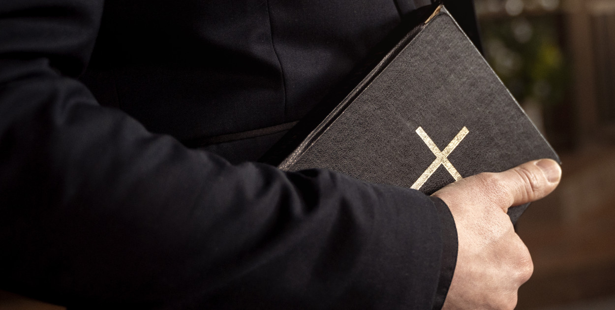 Czego absolutnie nie robić podczas kolędy? Tak nie przyjmuje się księdza