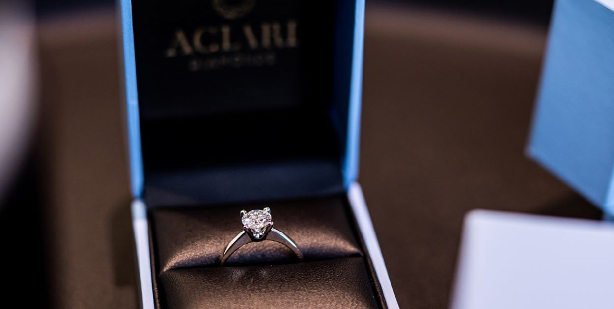 Kiedy postawić na klasyczny pierścionek zaręczynowy?