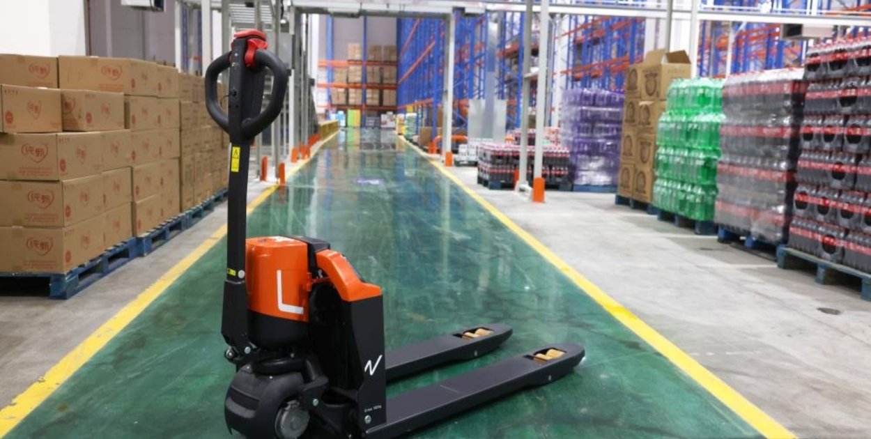 Integracja wózków widłowych z systemem WMS – jak magazyny odzyskują kontrolę nad o