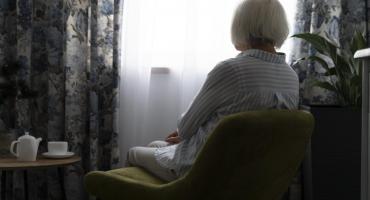 Sprawca przemocy domowej wyzywał matkę, szarpał ją za ubranie i oblewał