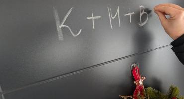 K+M+B czy C+M+B - co takiego piszemy na drzwiach domu?