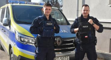 Policjanci uratowali dwóch braci wyprowadzając ich z płonącego budynku