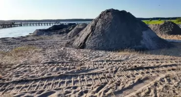 Spóźnione prace na plaży miejskiej w Piszu. Woda jak w Gangesie, nie jak na Mazurach