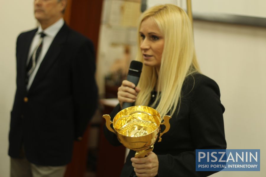 Wręczenie symbolicznego pucharu za sukcesy sportowe gminnych szkół. O sukcesie wkrótce w Piszaninie.