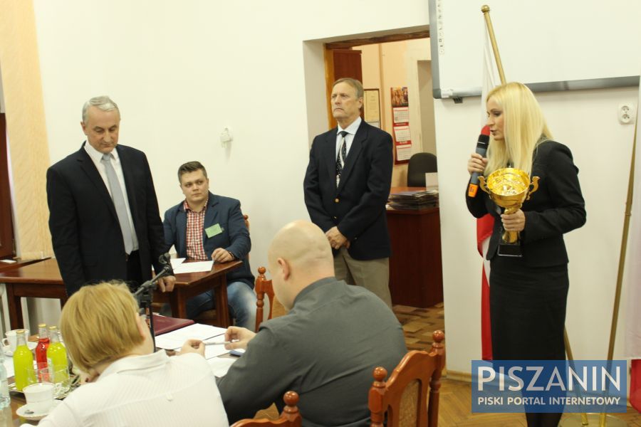 Wręczenie symbolicznego pucharu za sukcesy sportowe gminnych szkół. O sukcesie wkrótce w Piszaninie.