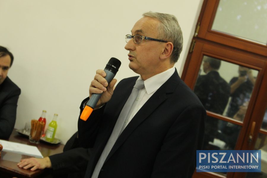 Andrzej Szymborski przedstawia Radzie powód zwołania dzisiejszej sesji. Głównym celem sesji jest zaciągnięcie dwóch pożyczek w wysokości łącznej 2,3 mln złotych od spółek gminnych. W artykule pod aktualizacjami prezentowane jest nagranie audio.