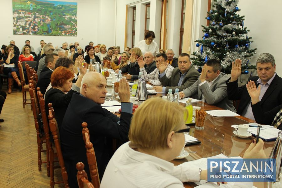 Radni uchwalają zmiany w Wieloletniej Prognozie Finansowej na lata 2014-2017 oraz zmianę w budżecie na 2014 rok. 100 procent obecnych radnych ZA uchwałami.