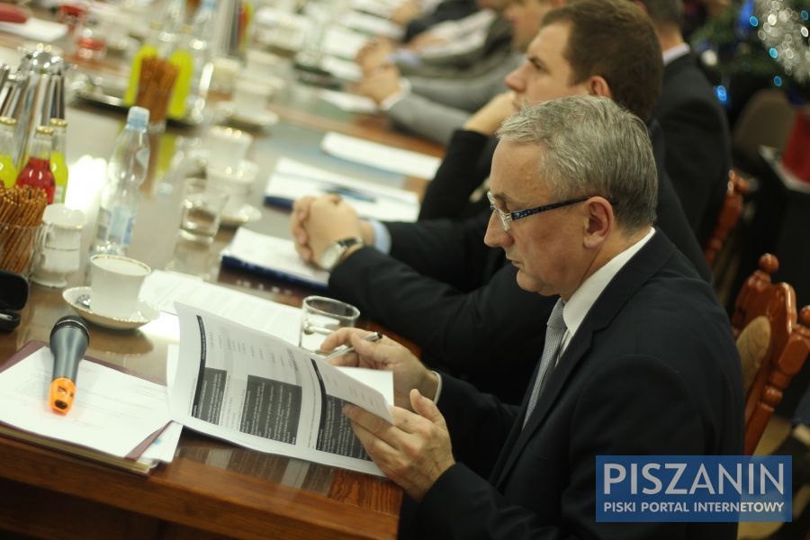 Burmistrz Szymborski odpowiada na pytania padające w wolnych wnioskach. Wi większości przypadków dotyczą wydatków na paczki dla dzieci, kosztów eksploatacyjnych świetlic, czy funduszu sołeckiego. Burmistrz Szymborski obieca przyjrzeć się każdej sprawie w najbliższych dniach.